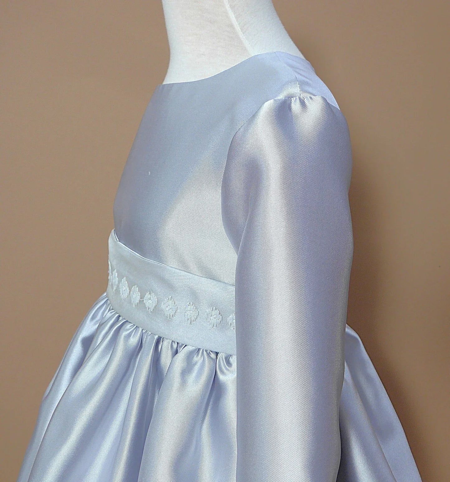 Vestido mikado gris perla y fajin - PARDALETS