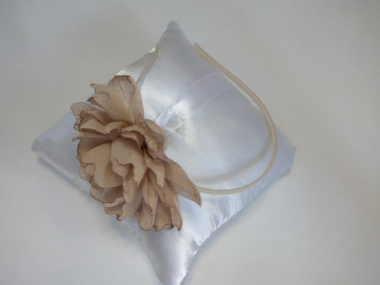 Diadema camel con petalos de crepe - PARDALETS
