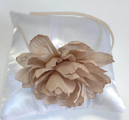 Diadema camel con petalos de crepe - PARDALETS