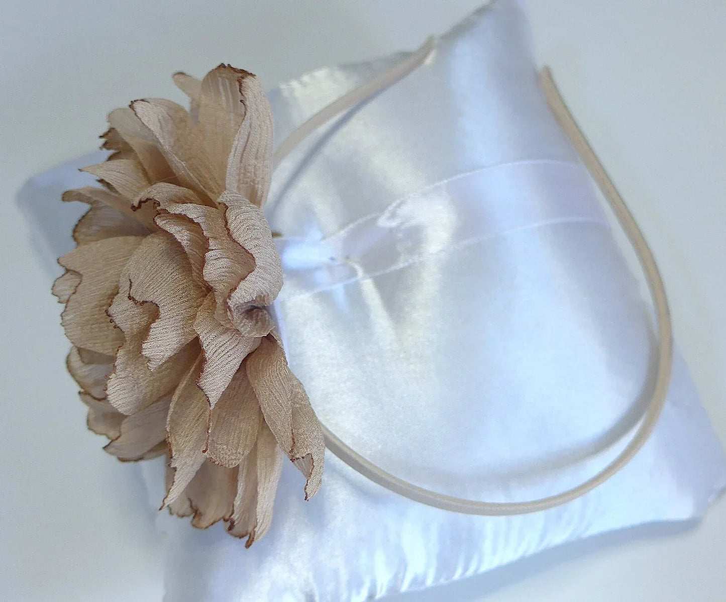 Diadema camel con petalos de crepe - PARDALETS