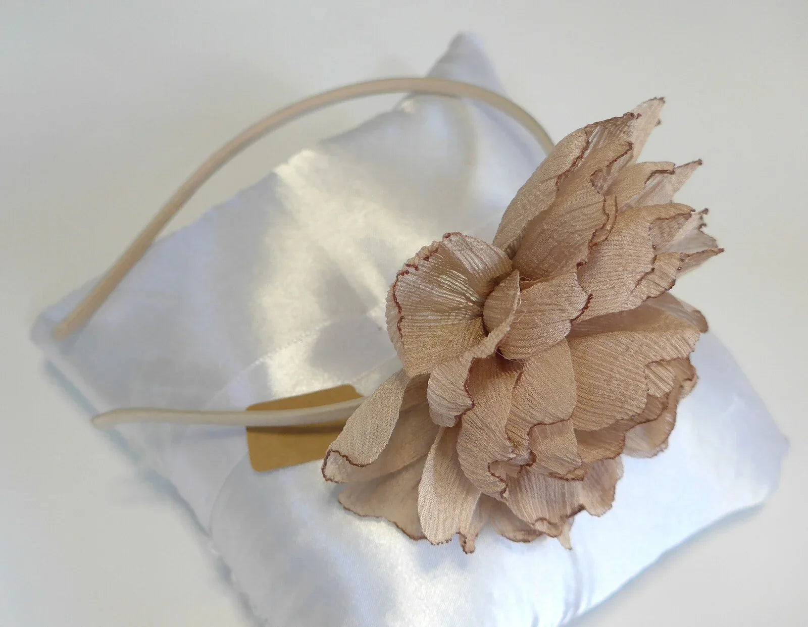 Diadema camel con petalos de crepe - PARDALETS