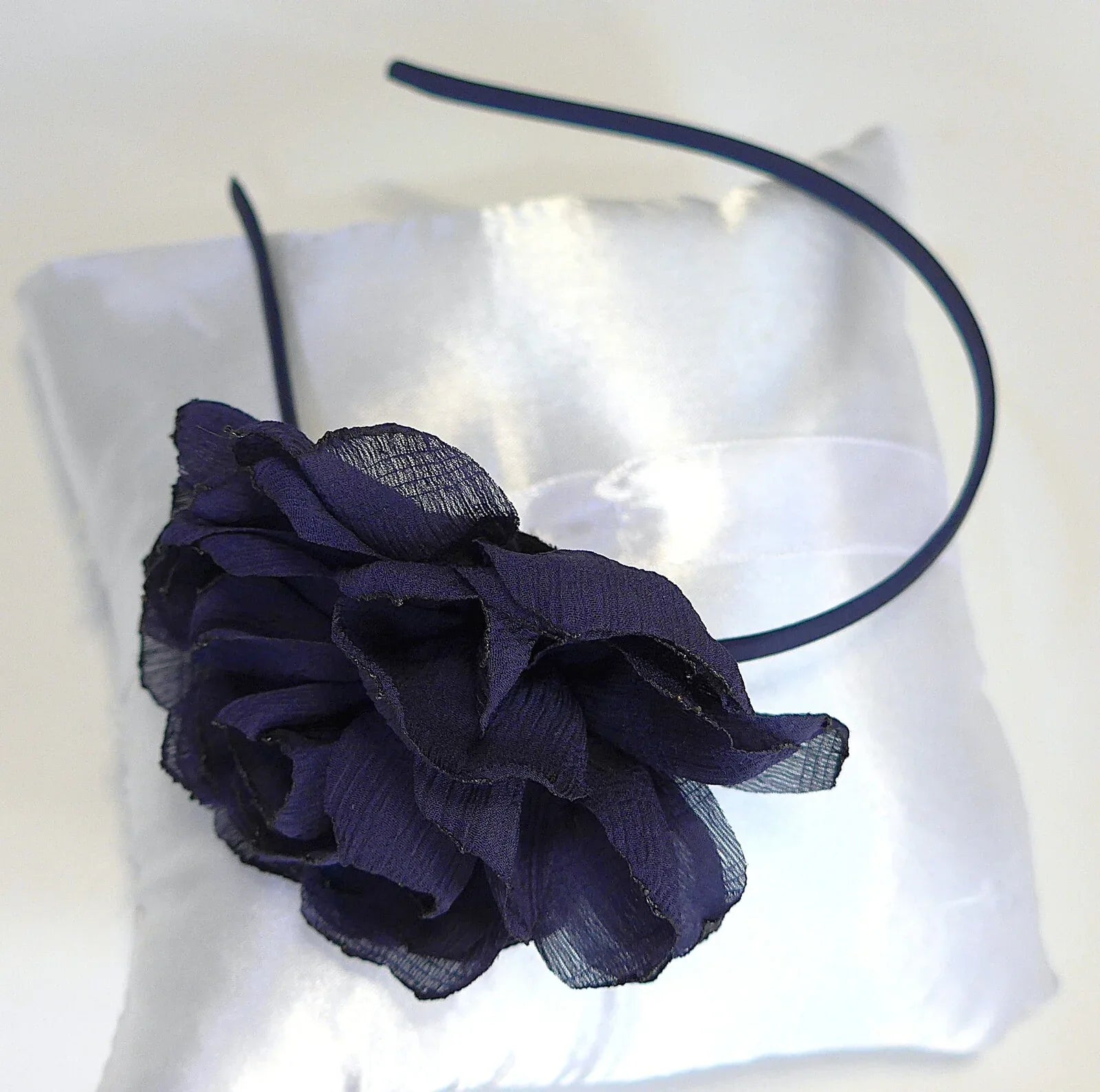 Diadema azul marino con petalos de crepe - PARDALETS