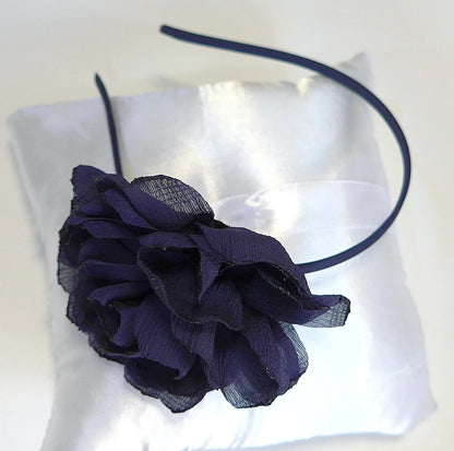 Diadema azul marino con petalos de crepe - PARDALETS