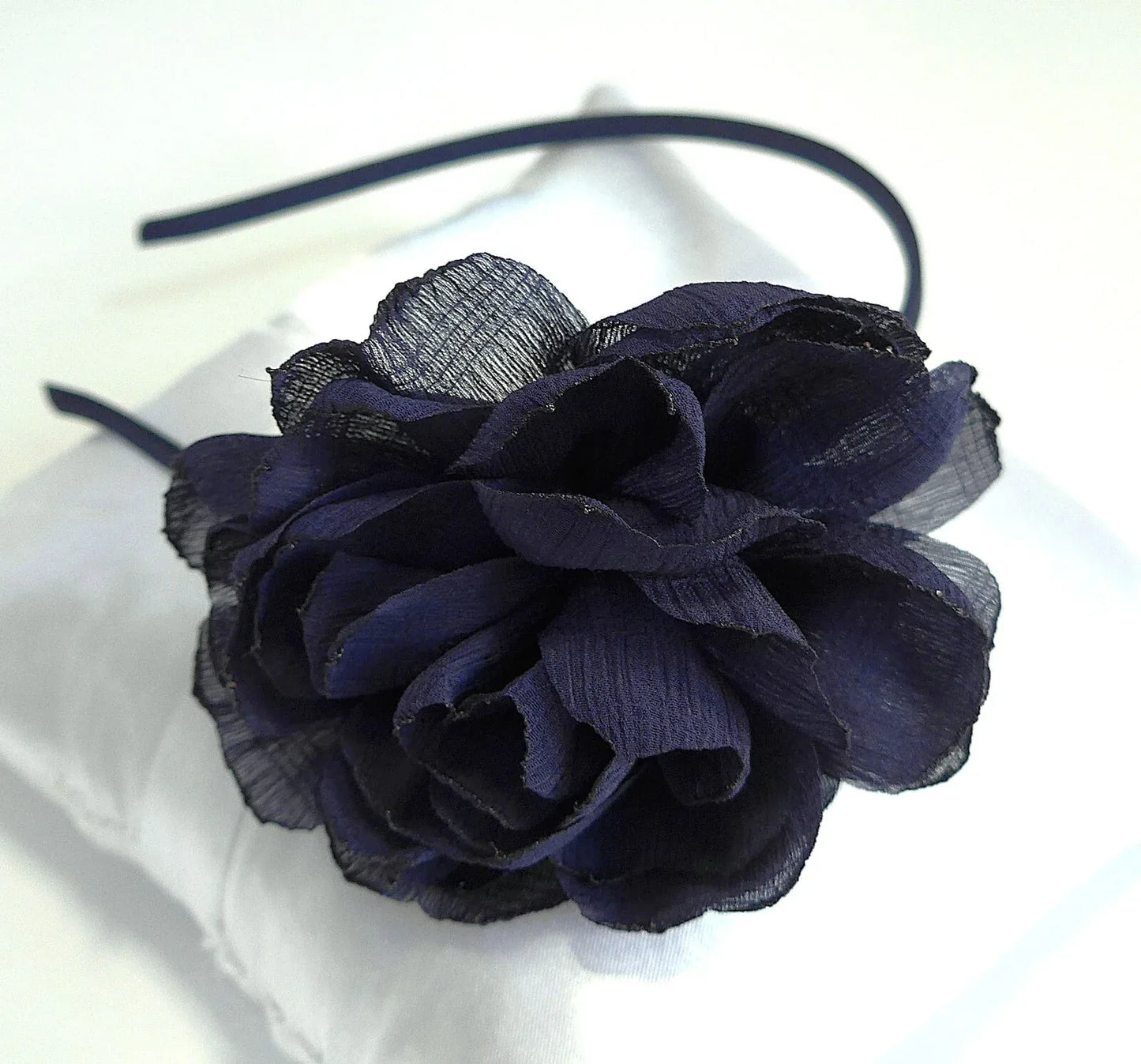 Diadema azul marino con petalos de crepe - PARDALETS