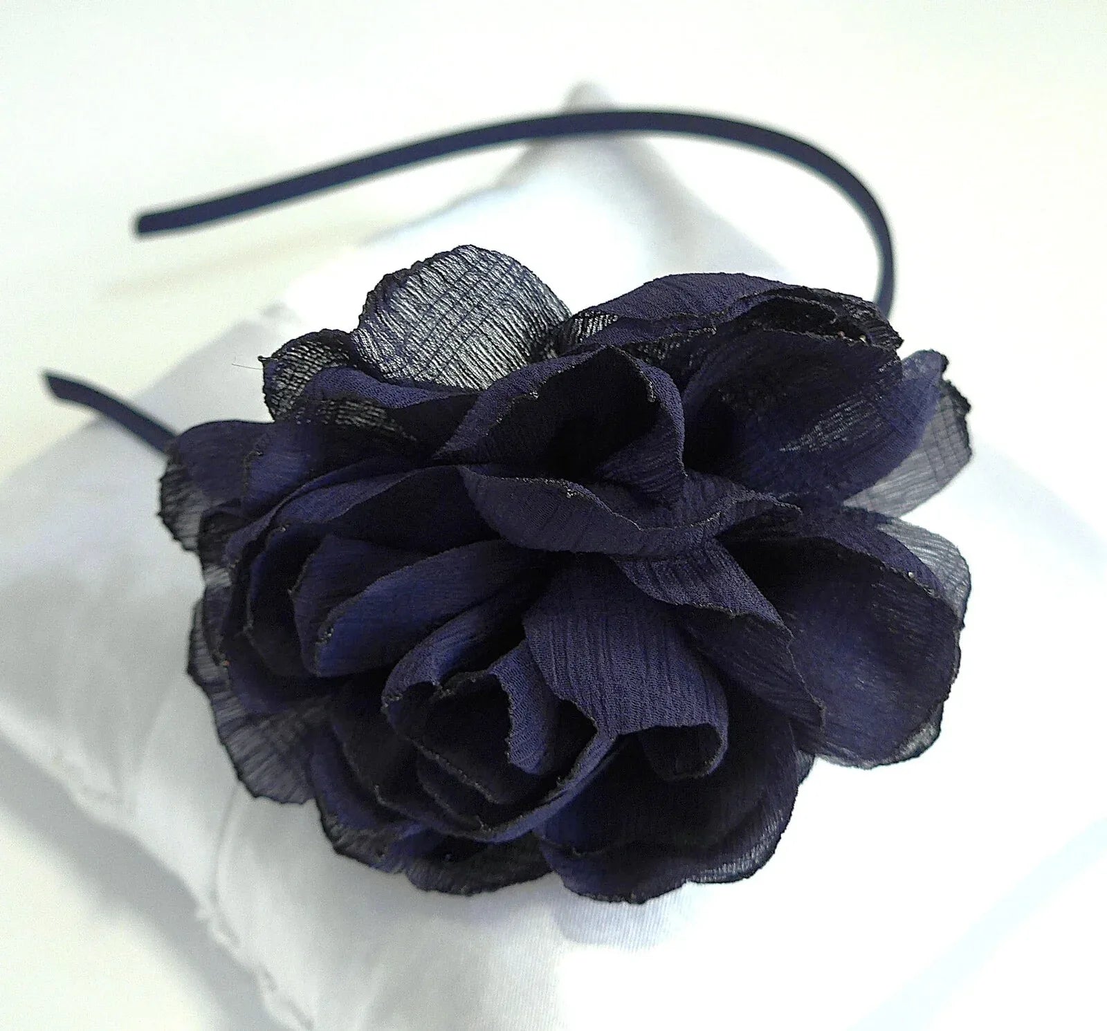 Diadema azul marino con petalos de crepe - PARDALETS