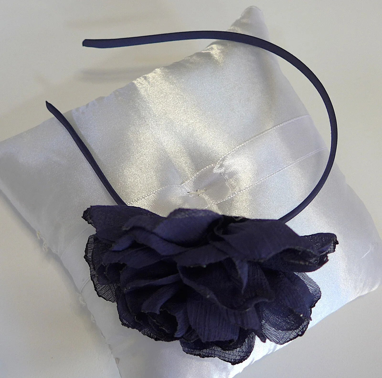 Diadema azul marino con petalos de crepe - PARDALETS