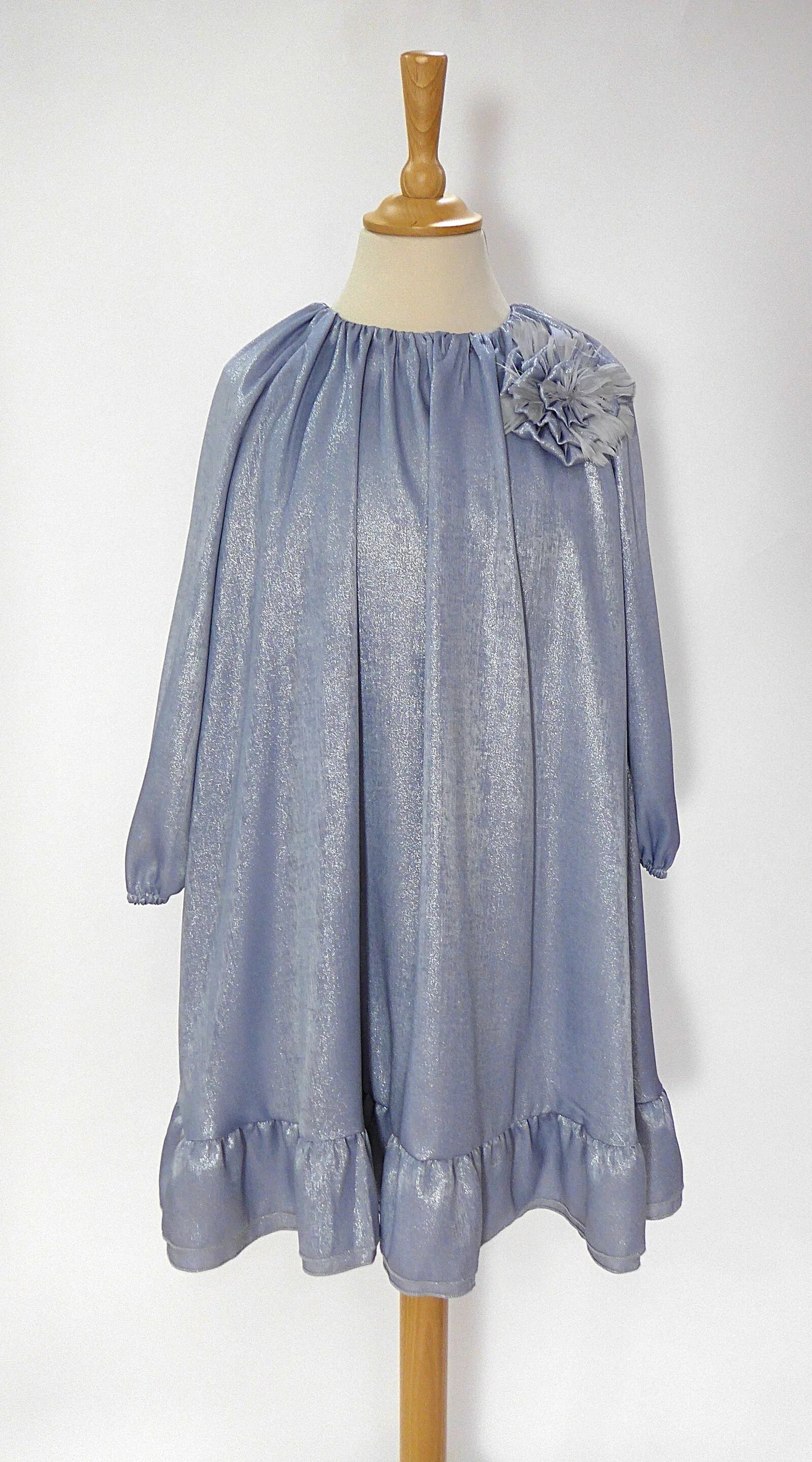 Vestido azul brillante con broche redondo - PARDALETS