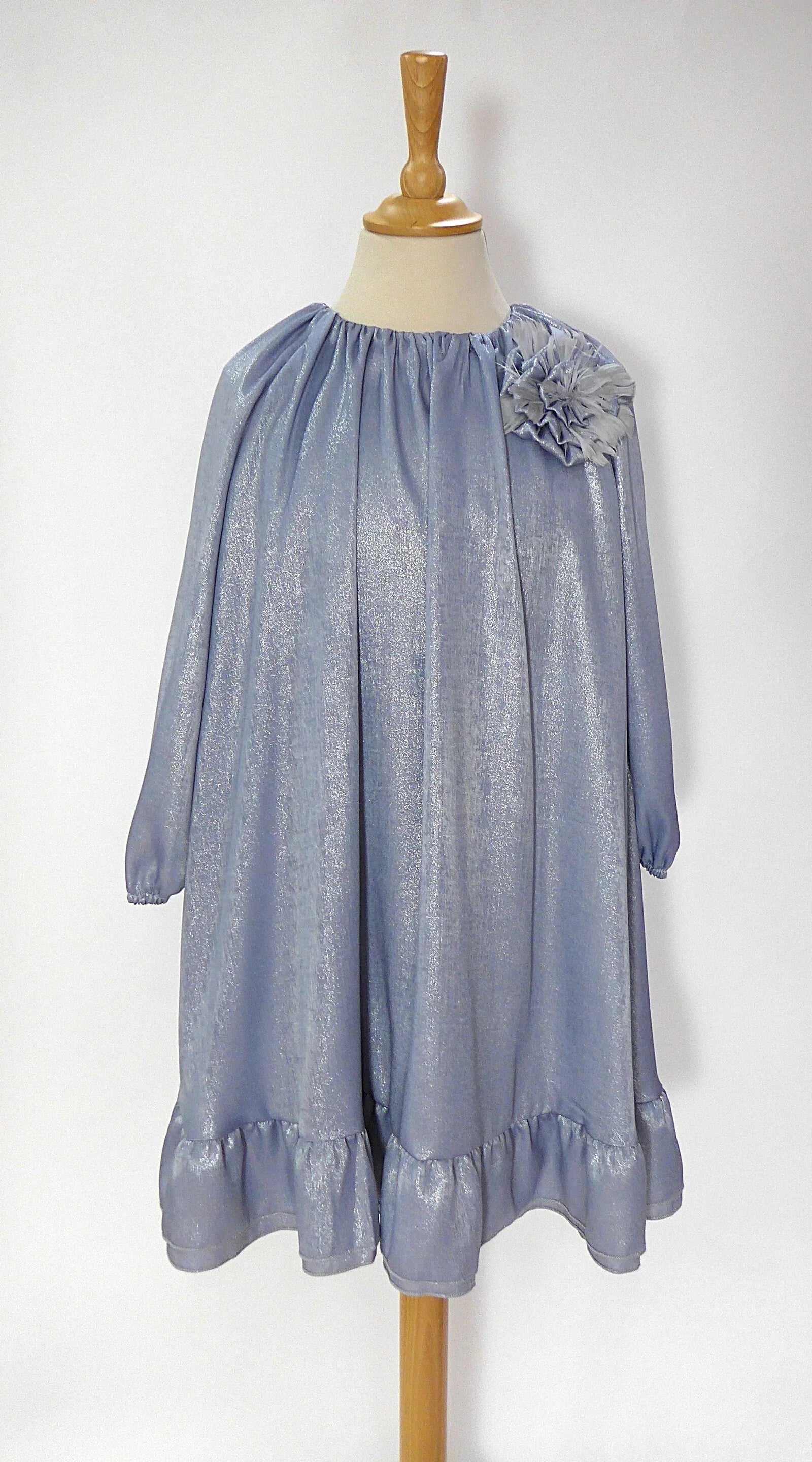 Vestido azul brillante con broche redondo - PARDALETS