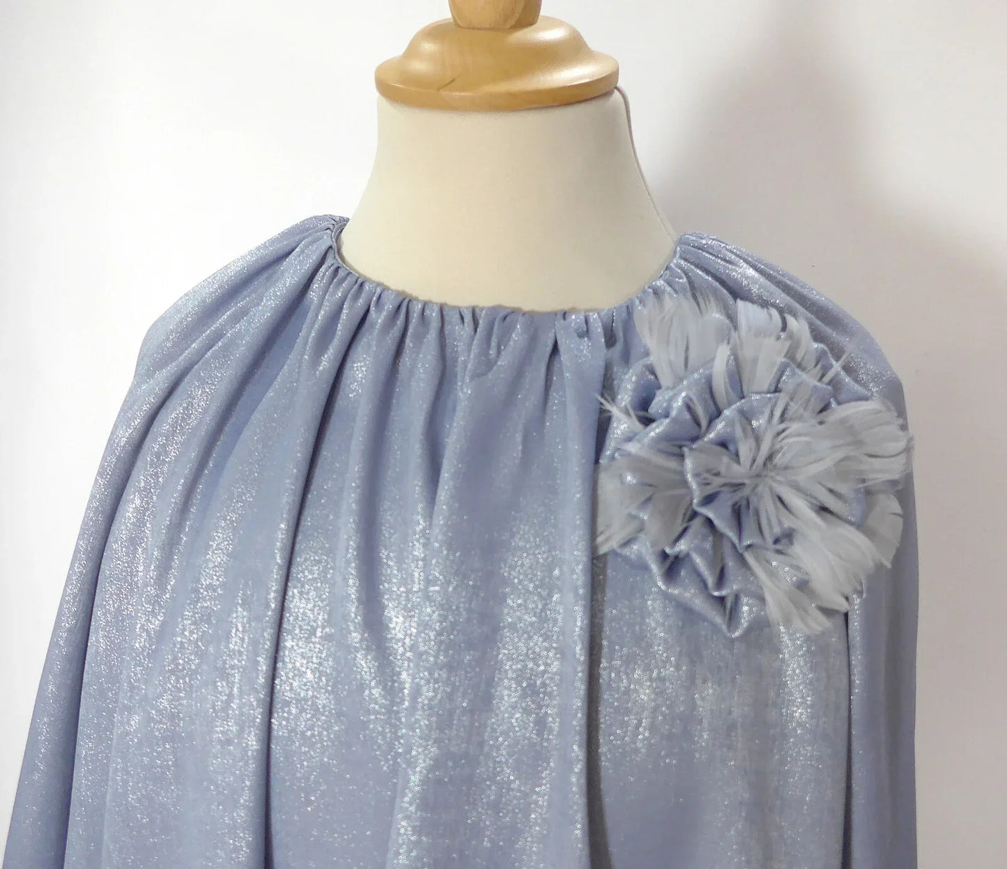 Vestido azul brillante con broche redondo - PARDALETS