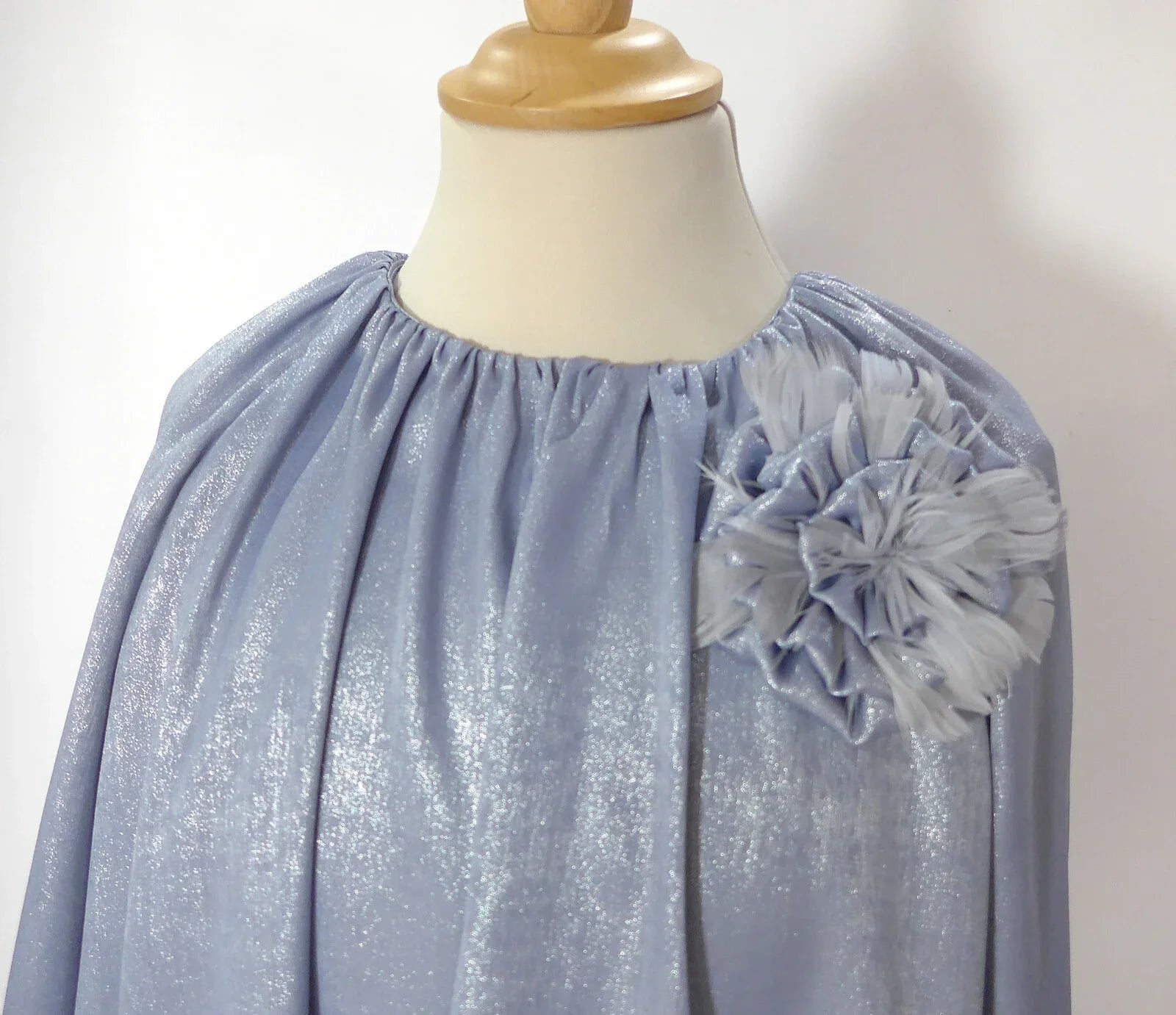 Vestido azul brillante con broche redondo - PARDALETS