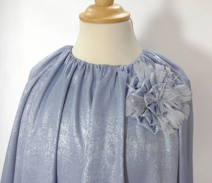 Vestido azul brillante con broche redondo - PARDALETS