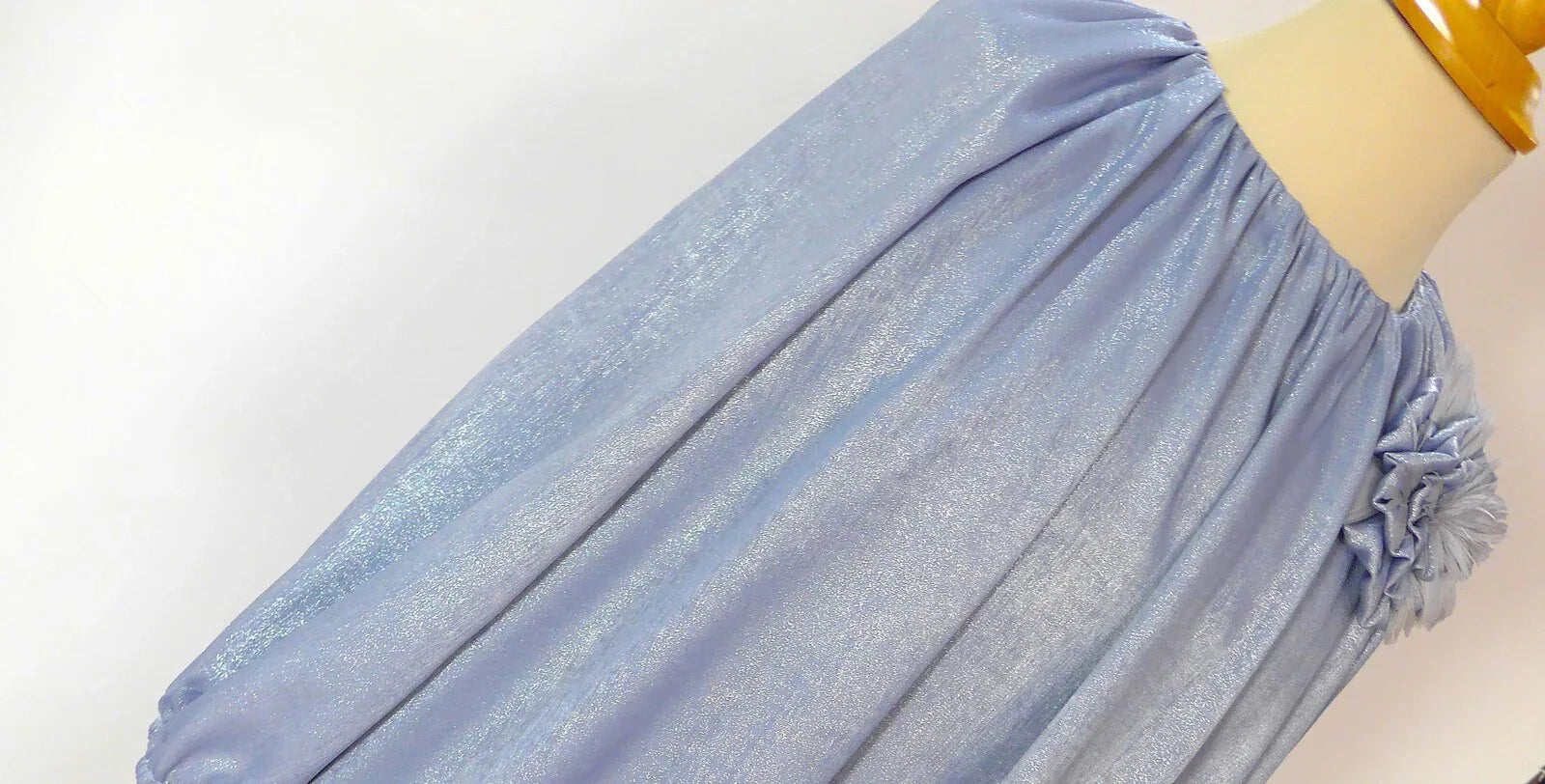 Vestido azul brillante con broche redondo - PARDALETS