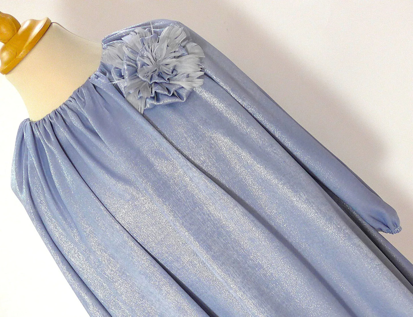 Vestido azul brillante con broche redondo - PARDALETS