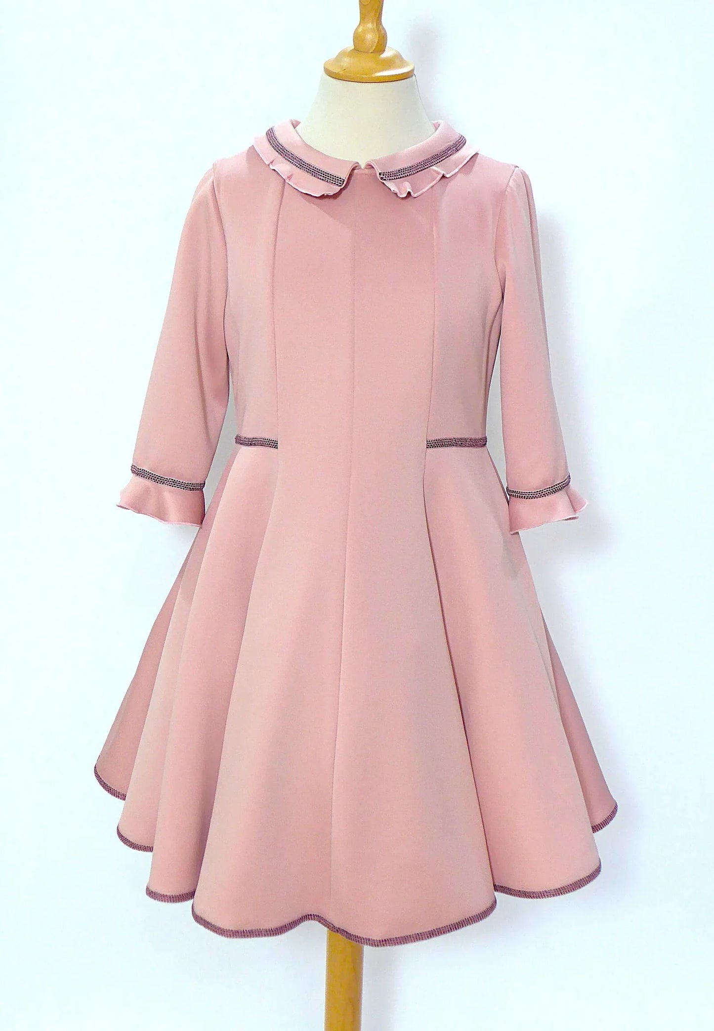 Vestido rosa empolvado con detalles morados y volante - PARDALETS