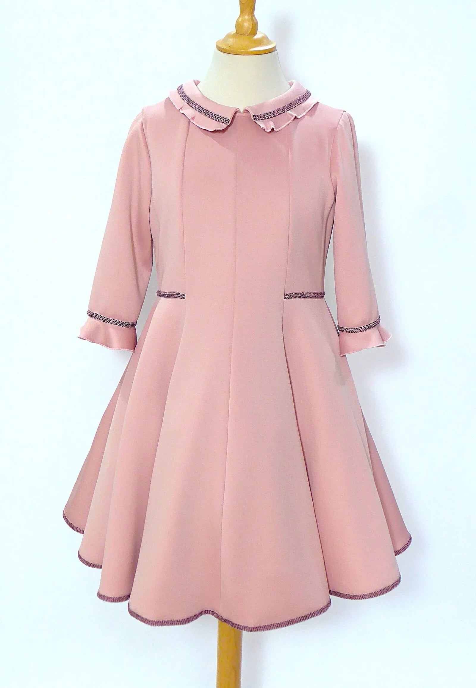 Vestido rosa empolvado con detalles morados y volante - PARDALETS