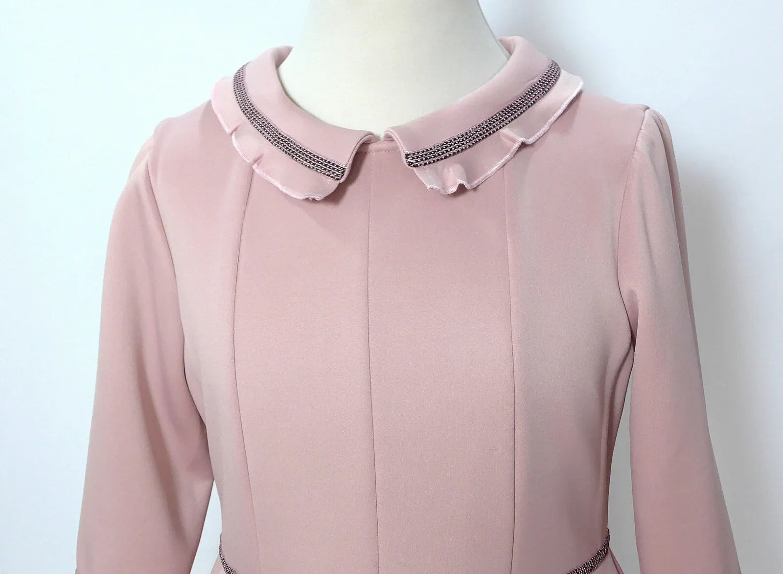 Vestido rosa empolvado con detalles morados y volante - PARDALETS