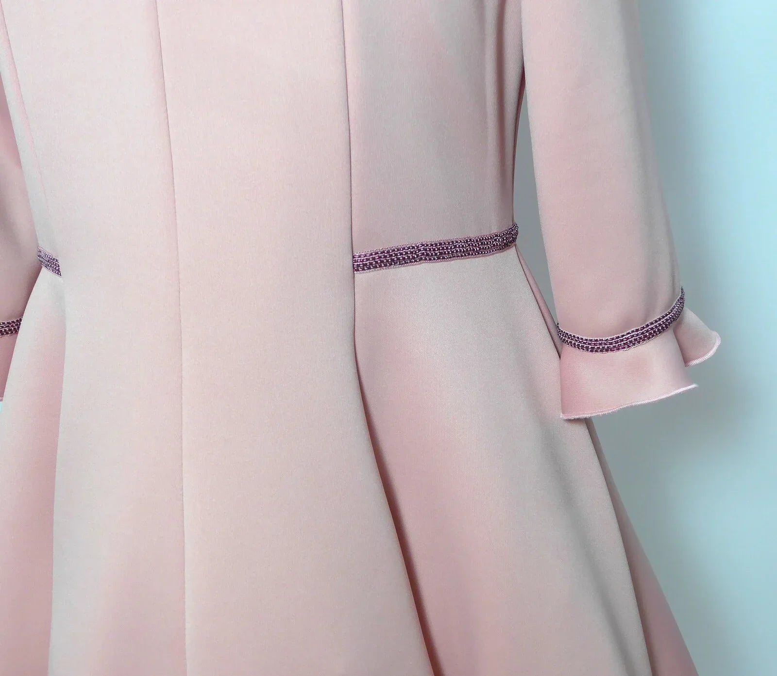 Vestido rosa empolvado con detalles morados y volante - PARDALETS