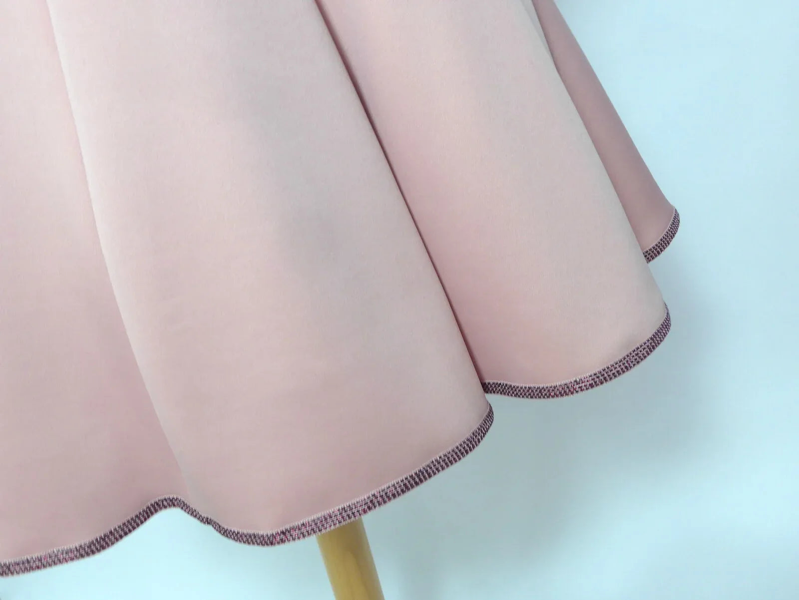 Vestido rosa empolvado con detalles morados y volante - PARDALETS