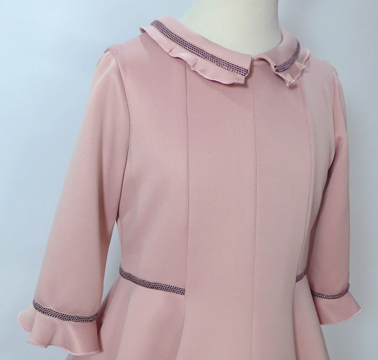 Vestido rosa empolvado con detalles morados y volante - PARDALETS