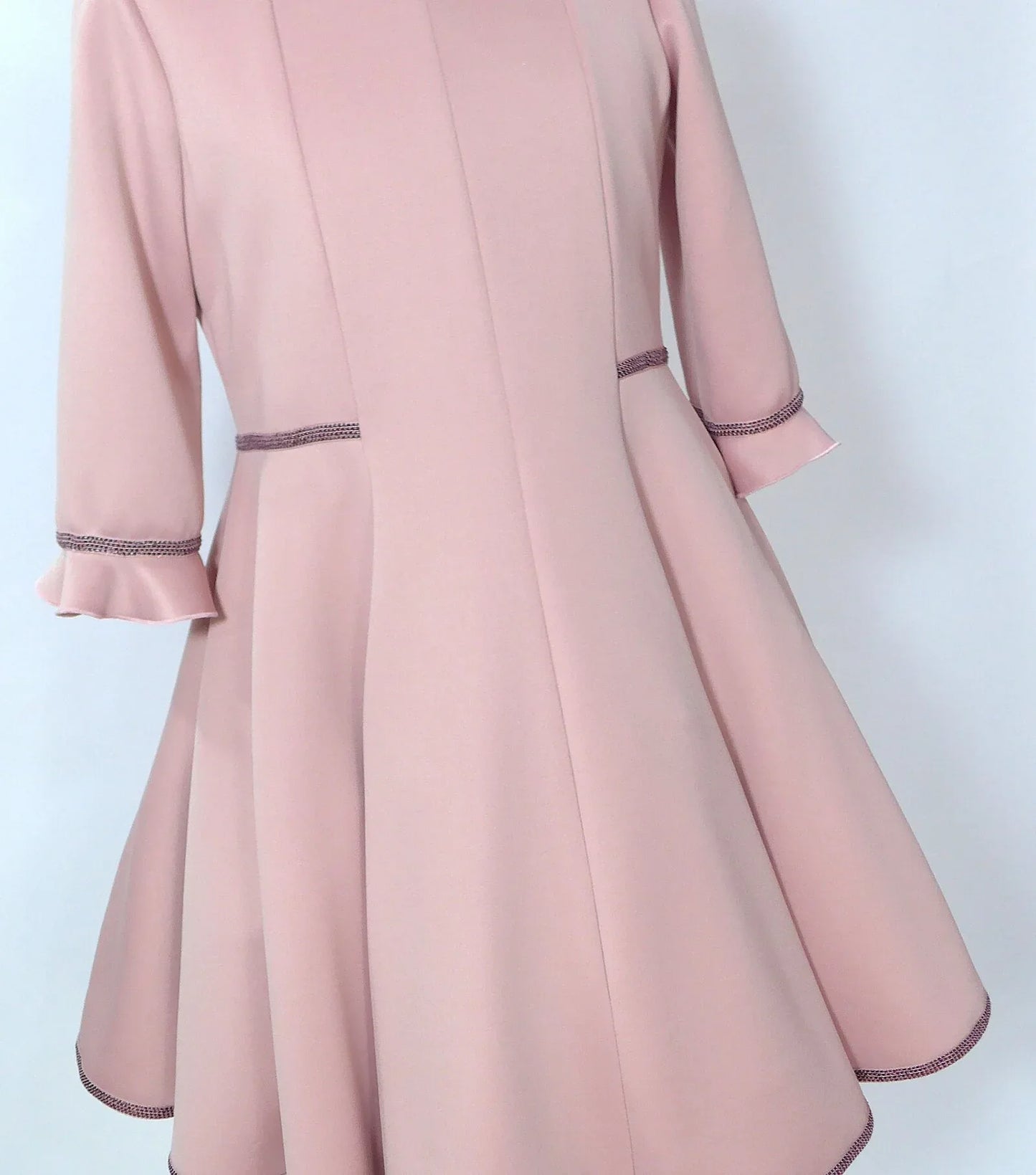 Vestido rosa empolvado con detalles morados y volante - PARDALETS