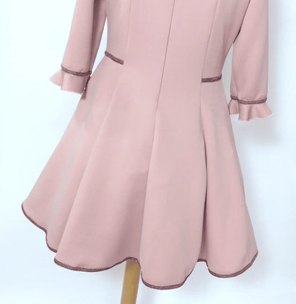 Vestido rosa empolvado con detalles morados y volante - PARDALETS