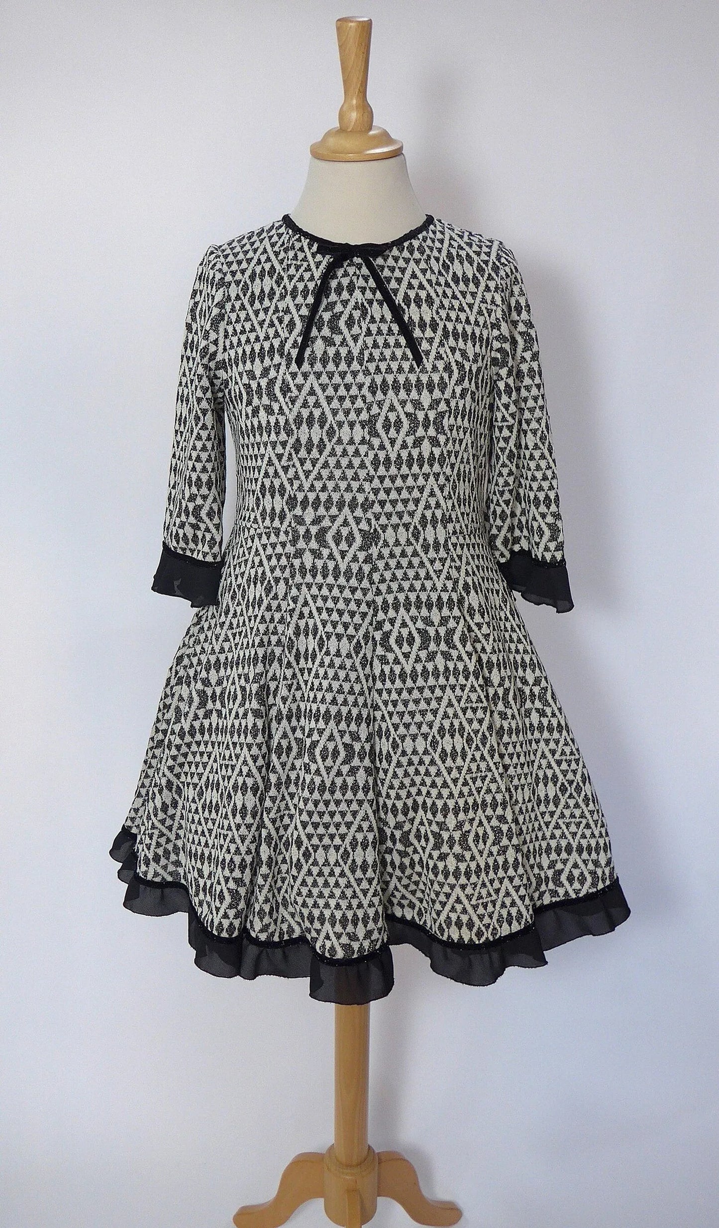 Vestido estampado geometrico negro con vuelo - PARDALETS