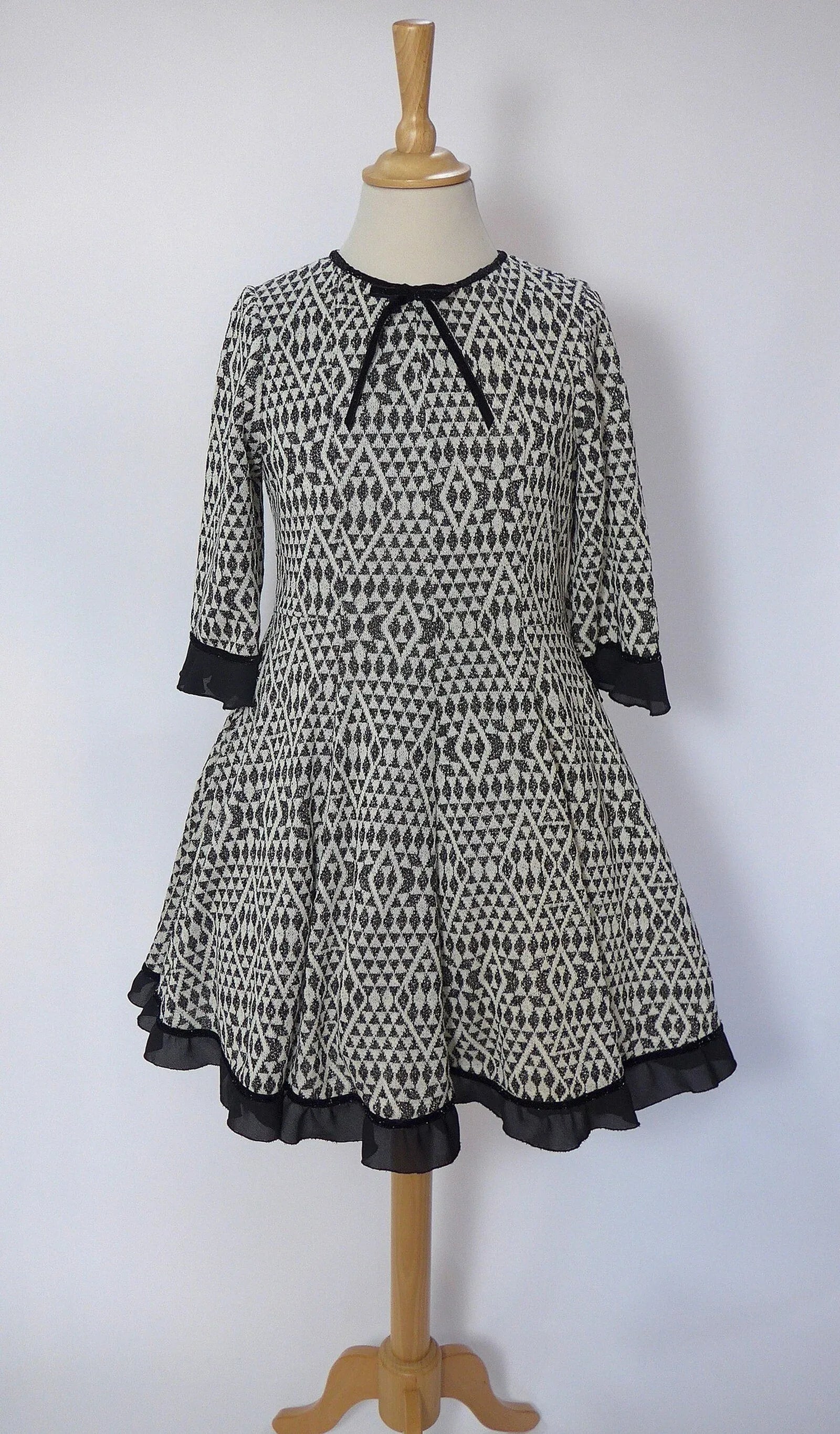 Vestido estampado geometrico negro con vuelo - PARDALETS