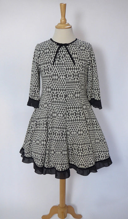 Vestido estampado geometrico negro con vuelo - PARDALETS