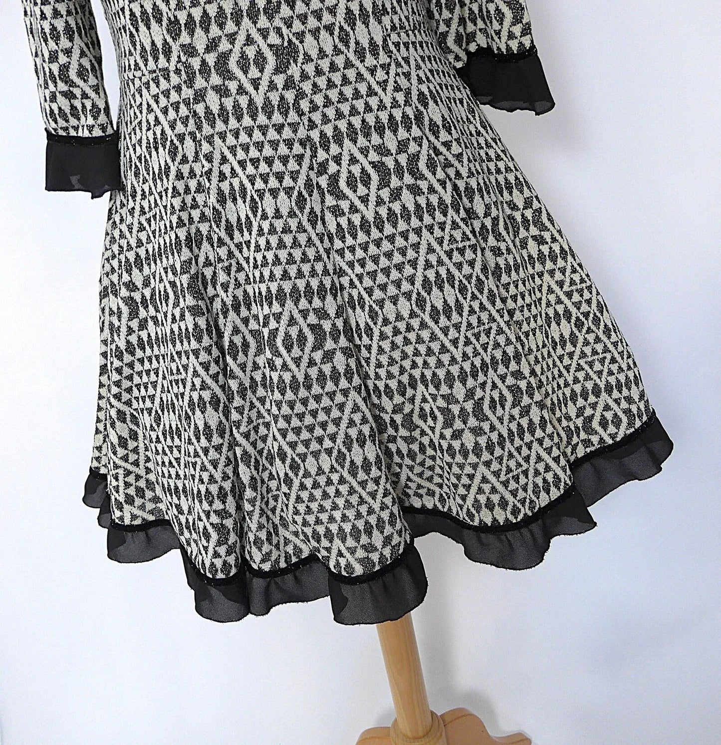 Vestido estampado geometrico negro con vuelo - PARDALETS