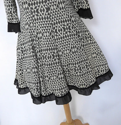 Vestido estampado geometrico negro con vuelo - PARDALETS