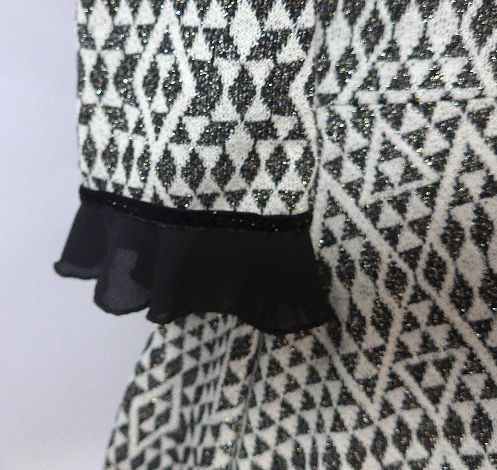 Vestido estampado geometrico negro con vuelo - PARDALETS