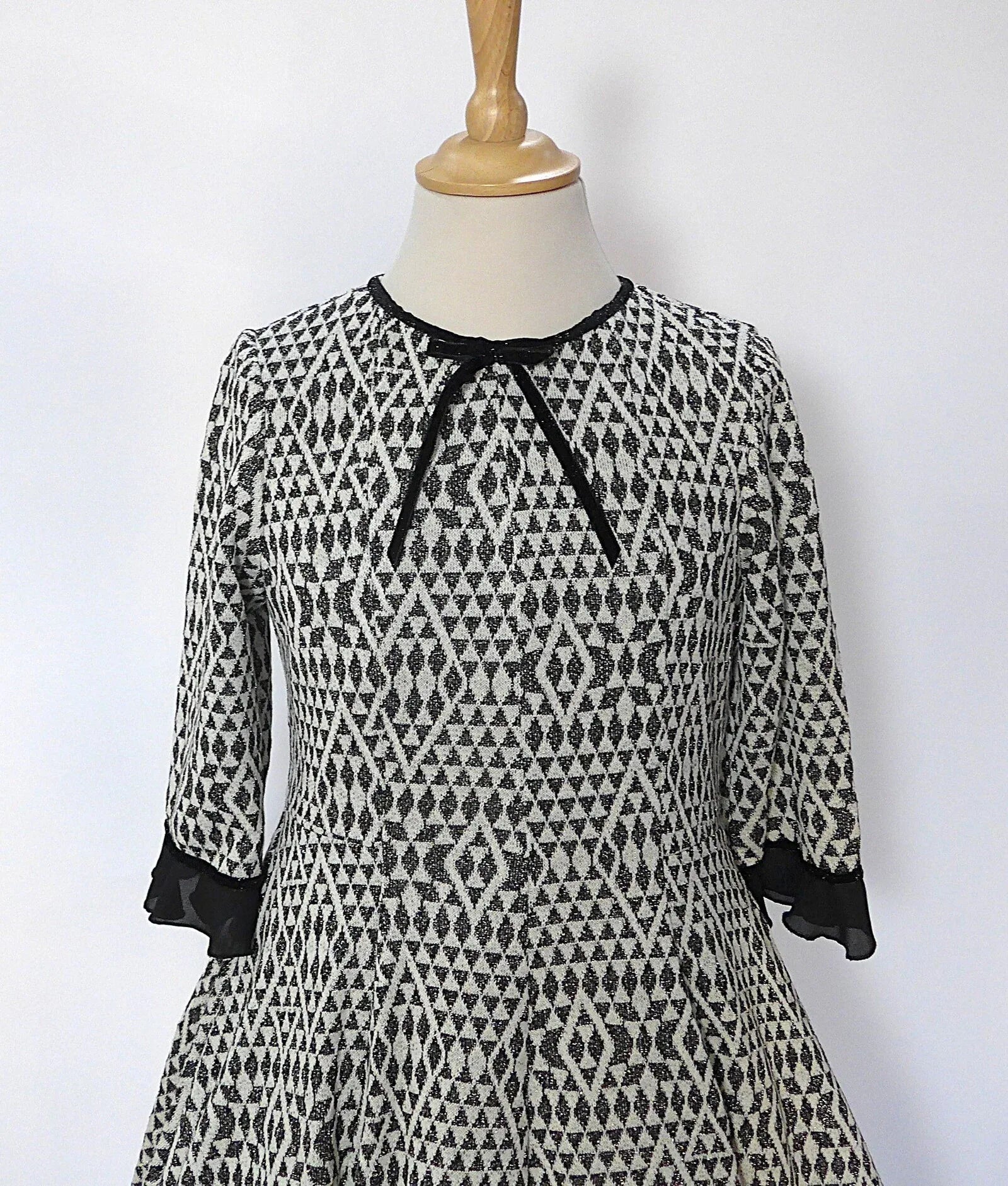 Vestido estampado geometrico negro con vuelo - PARDALETS