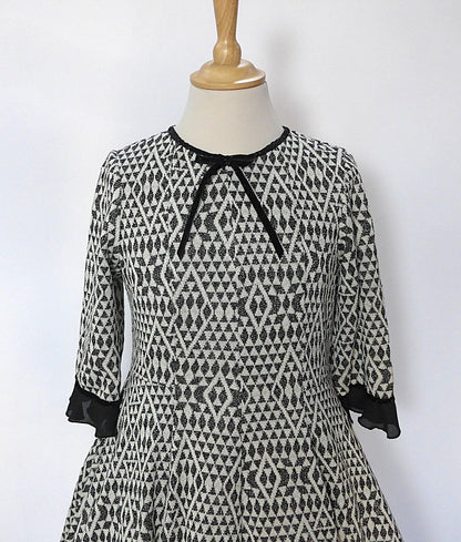 Vestido estampado geometrico negro con vuelo - PARDALETS