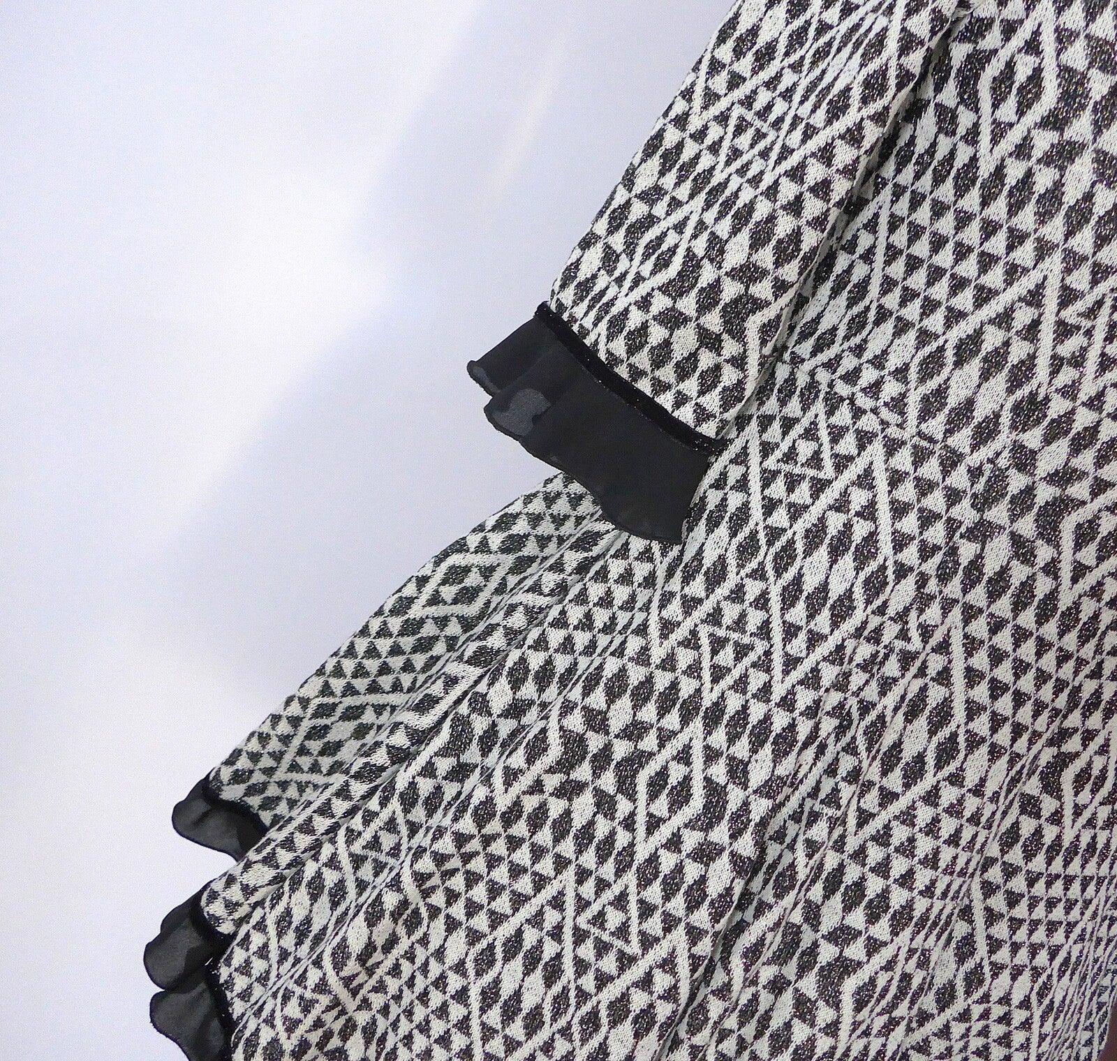 Vestido estampado geometrico negro con vuelo - PARDALETS