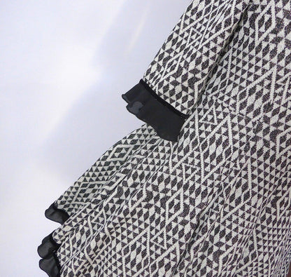 Vestido estampado geometrico negro con vuelo - PARDALETS