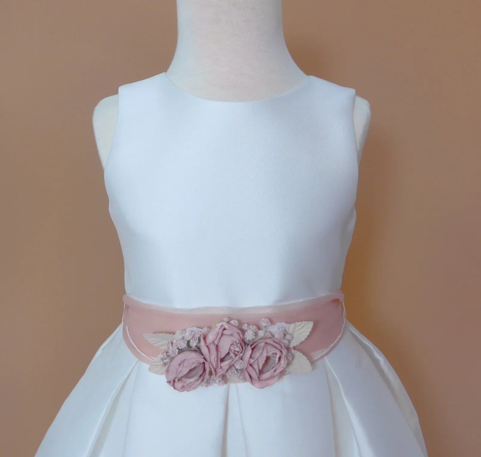 Vestido mikado blanco con fajin rosa con flores - PARDALETS