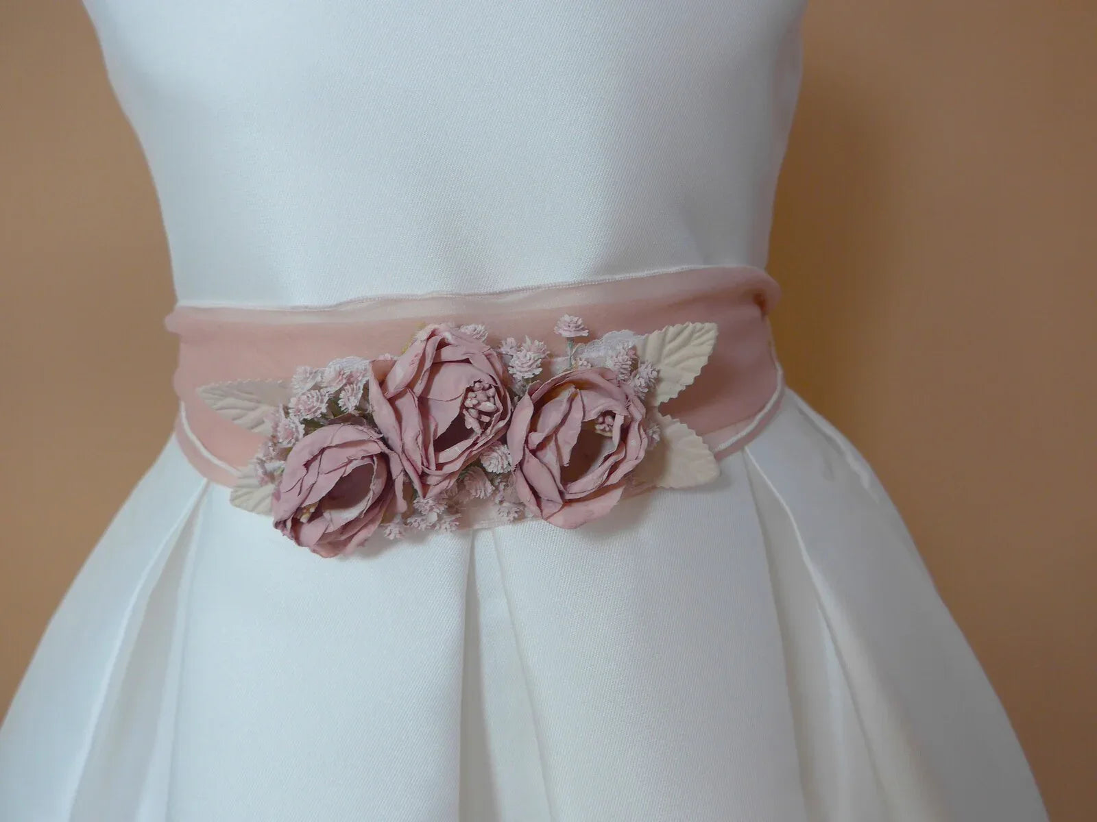 Vestido mikado blanco con fajin rosa con flores - PARDALETS