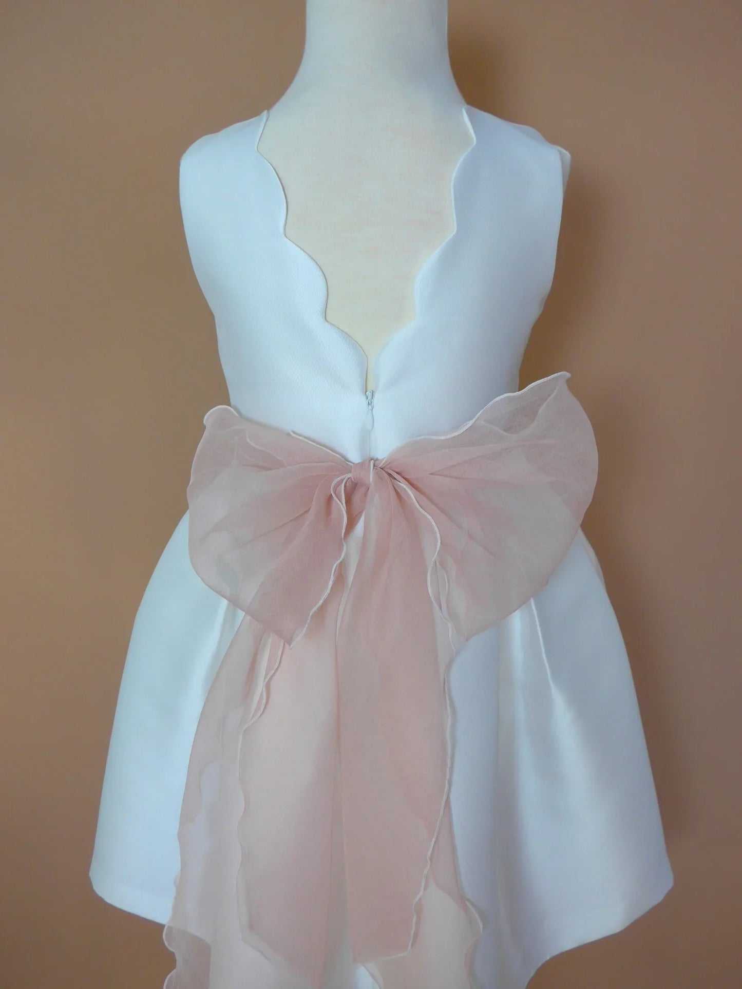 Vestido mikado blanco con fajin rosa con flores - PARDALETS