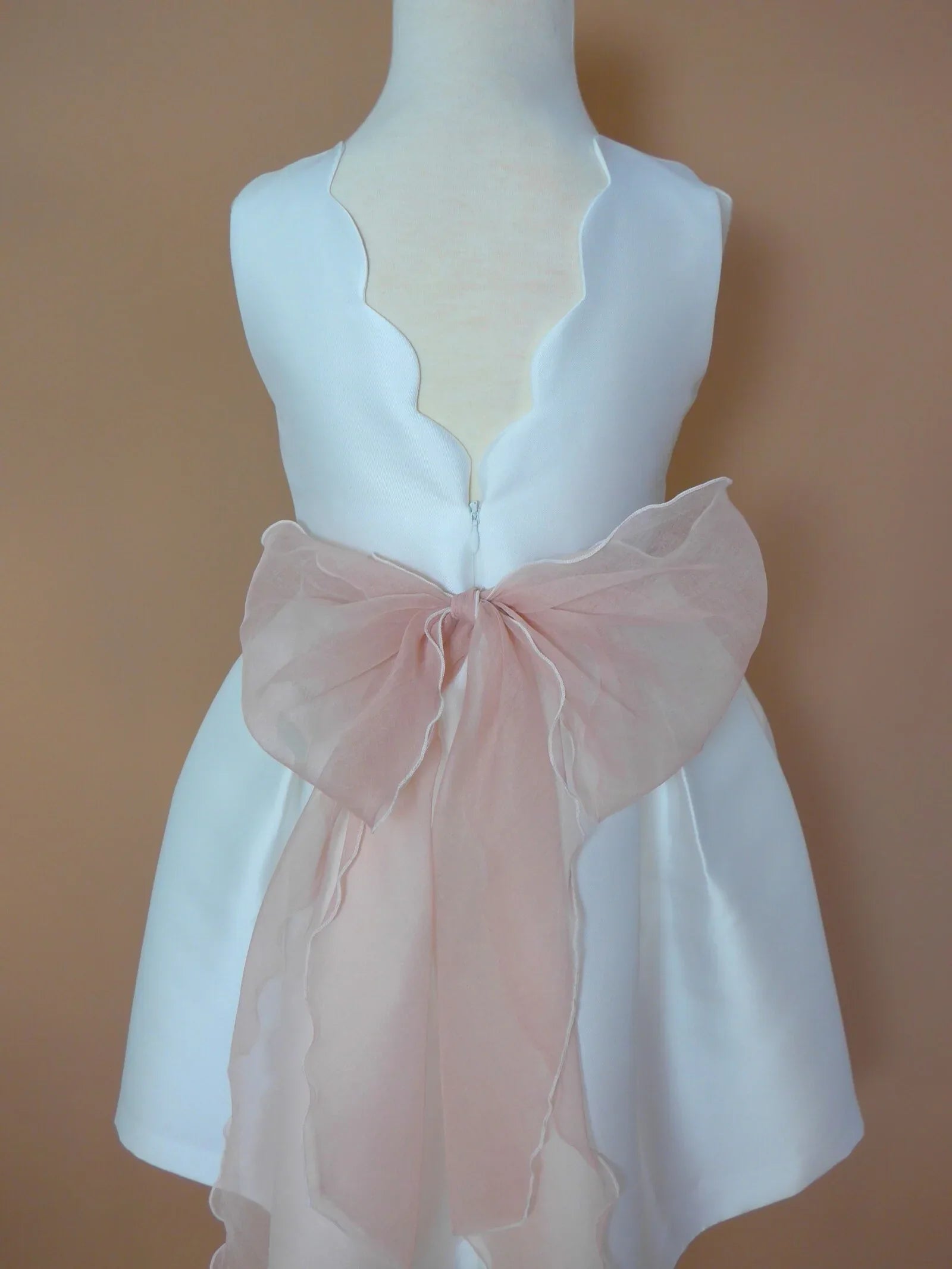 Vestido mikado blanco con fajin rosa con flores - PARDALETS