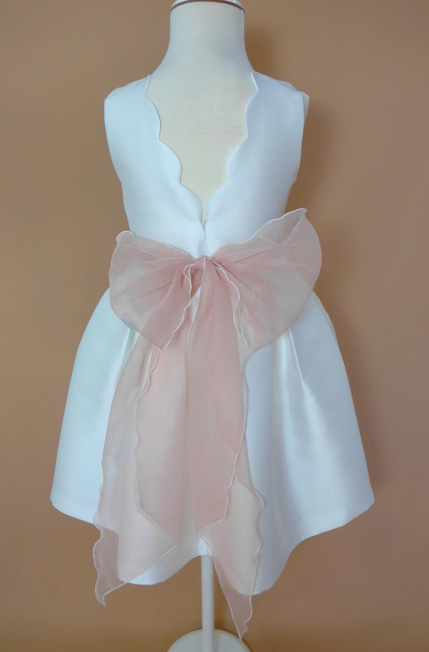 Vestido mikado blanco con fajin rosa con flores - PARDALETS