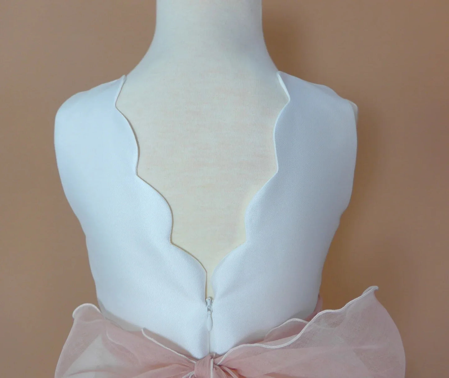 Vestido mikado blanco con fajin rosa con flores - PARDALETS