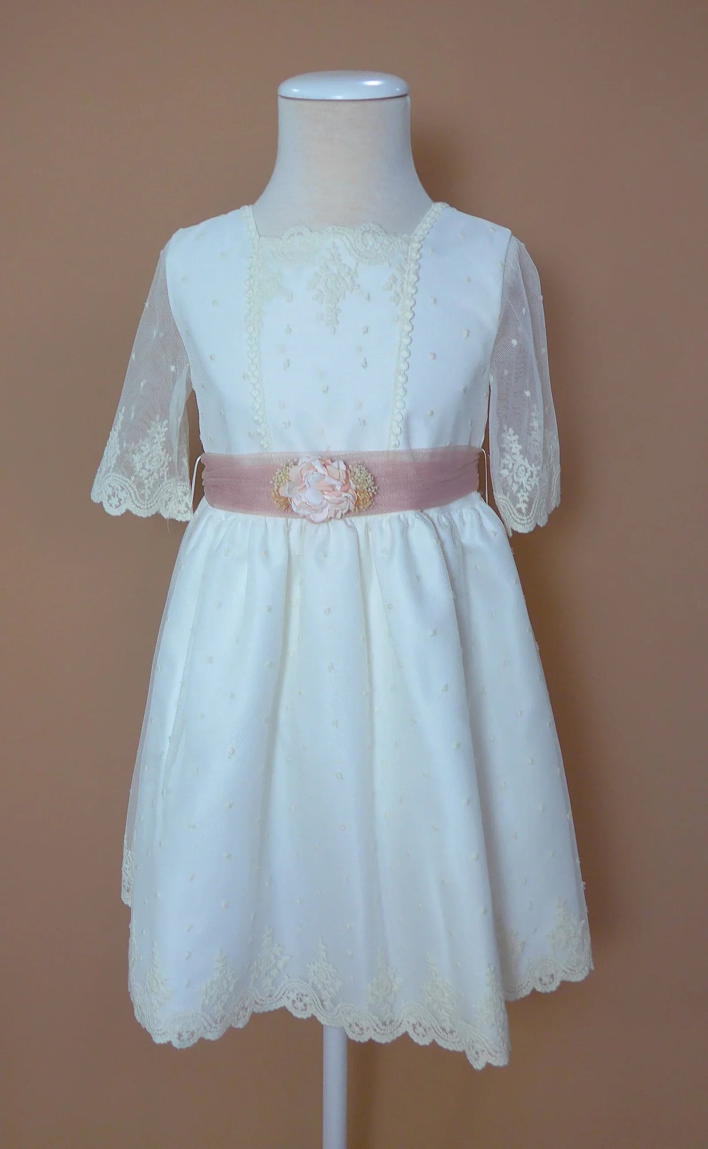 Vestido tul bordado manga francesa y fajin rosa - PARDALETS