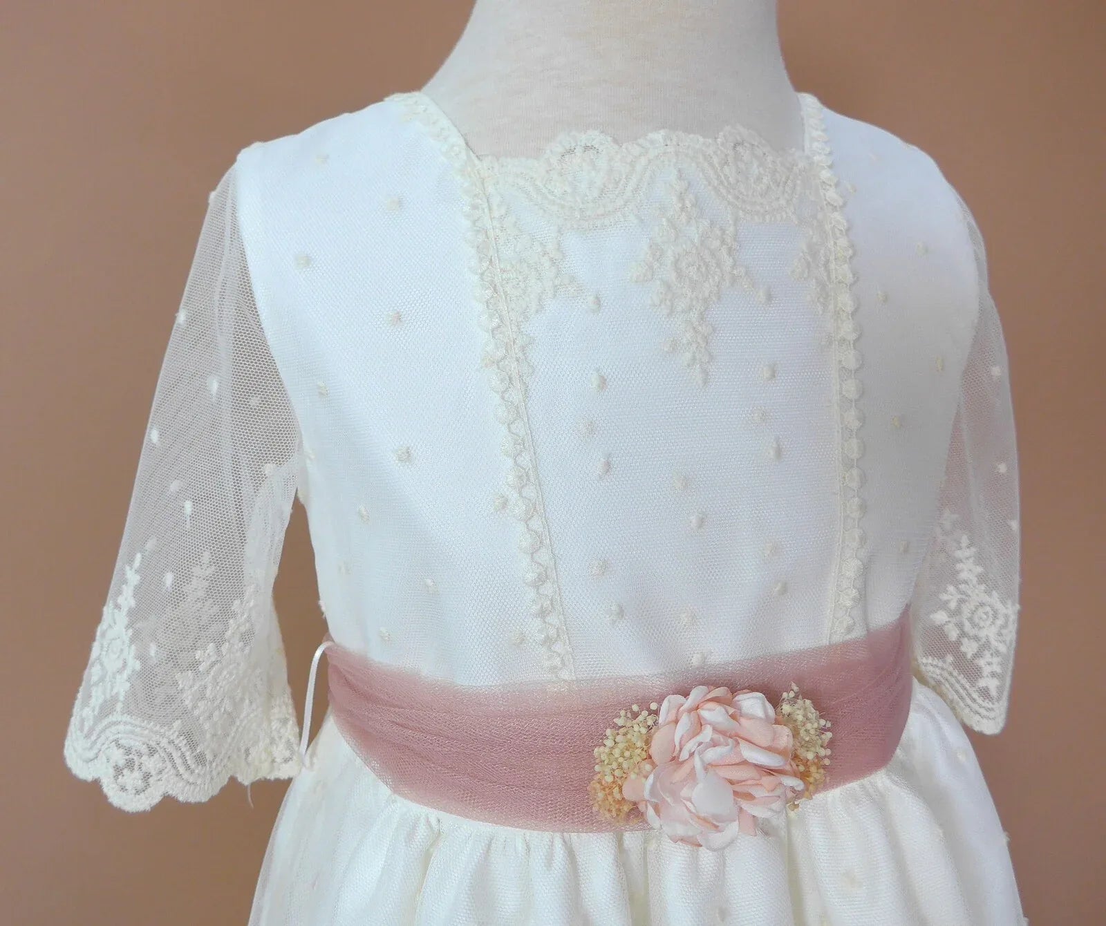 Vestido tul bordado manga francesa y fajin rosa - PARDALETS