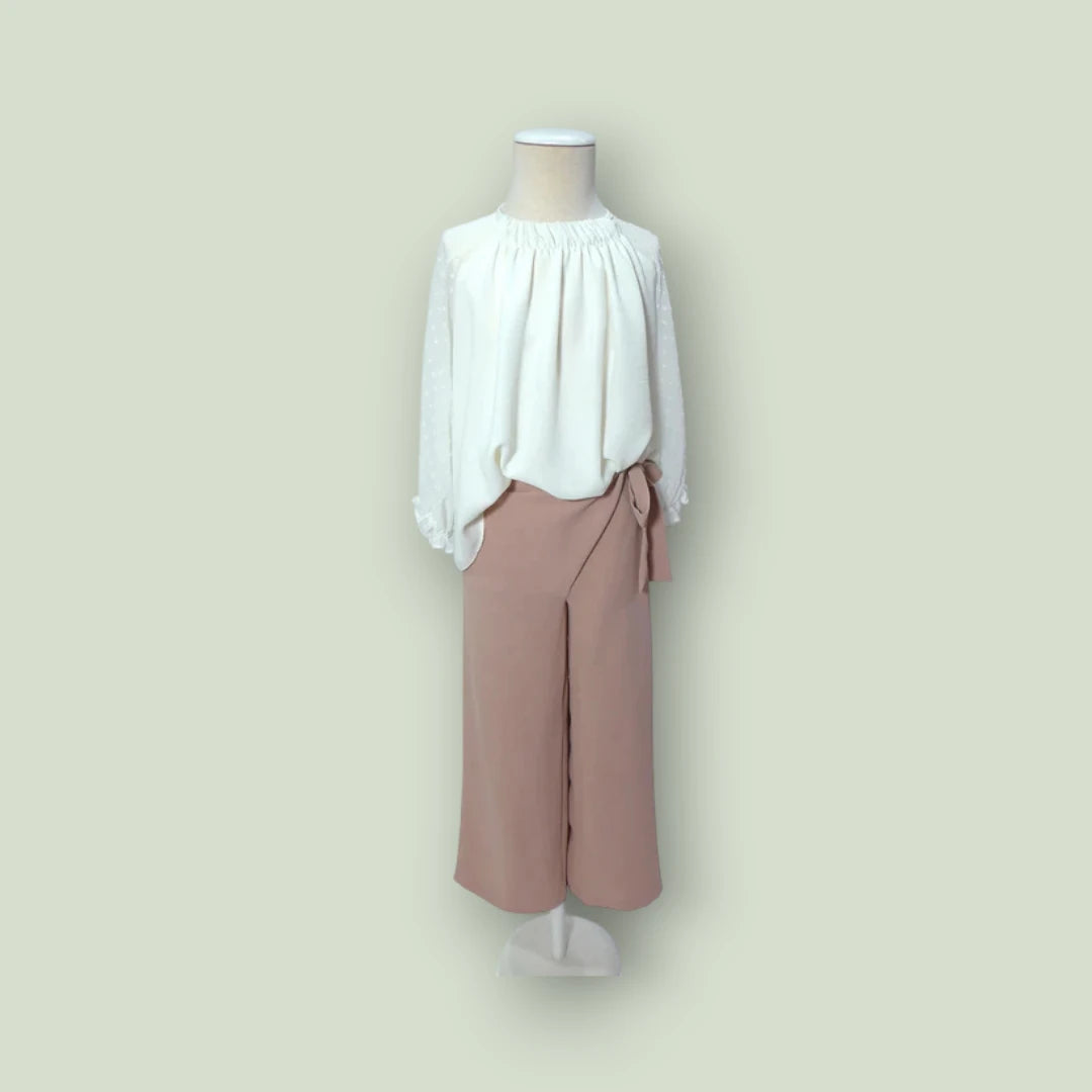 Conjunto blusa blanca y pantalon largo rosa empolvado
