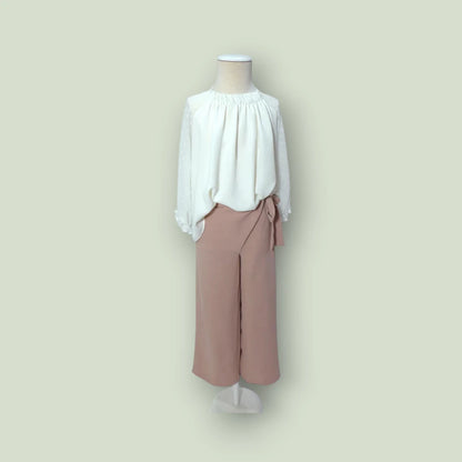 Conjunto blusa blanca y pantalon largo rosa empolvado