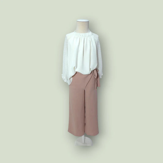 Conjunto blusa blanca y pantalon largo rosa empolvado