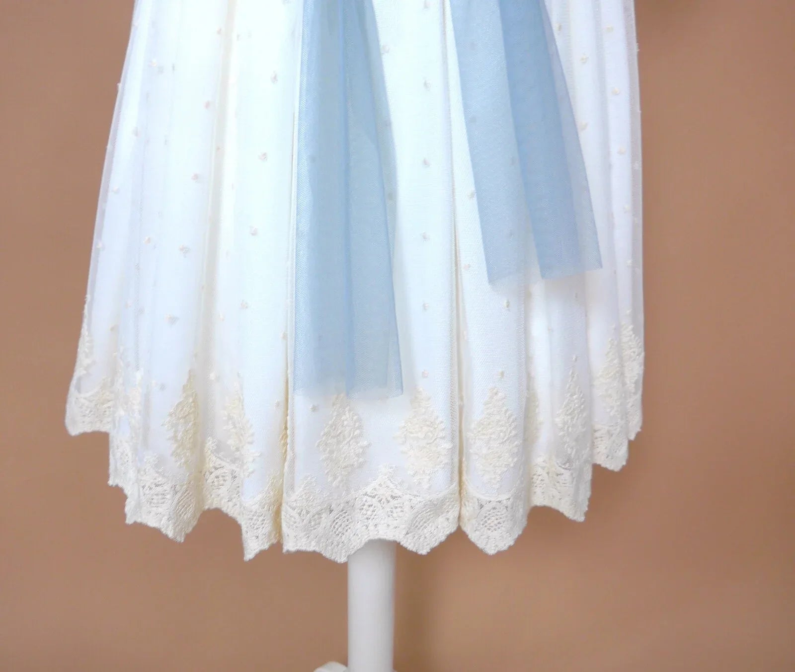 Vestido tul bordado beig y fajin azul - PARDALETS