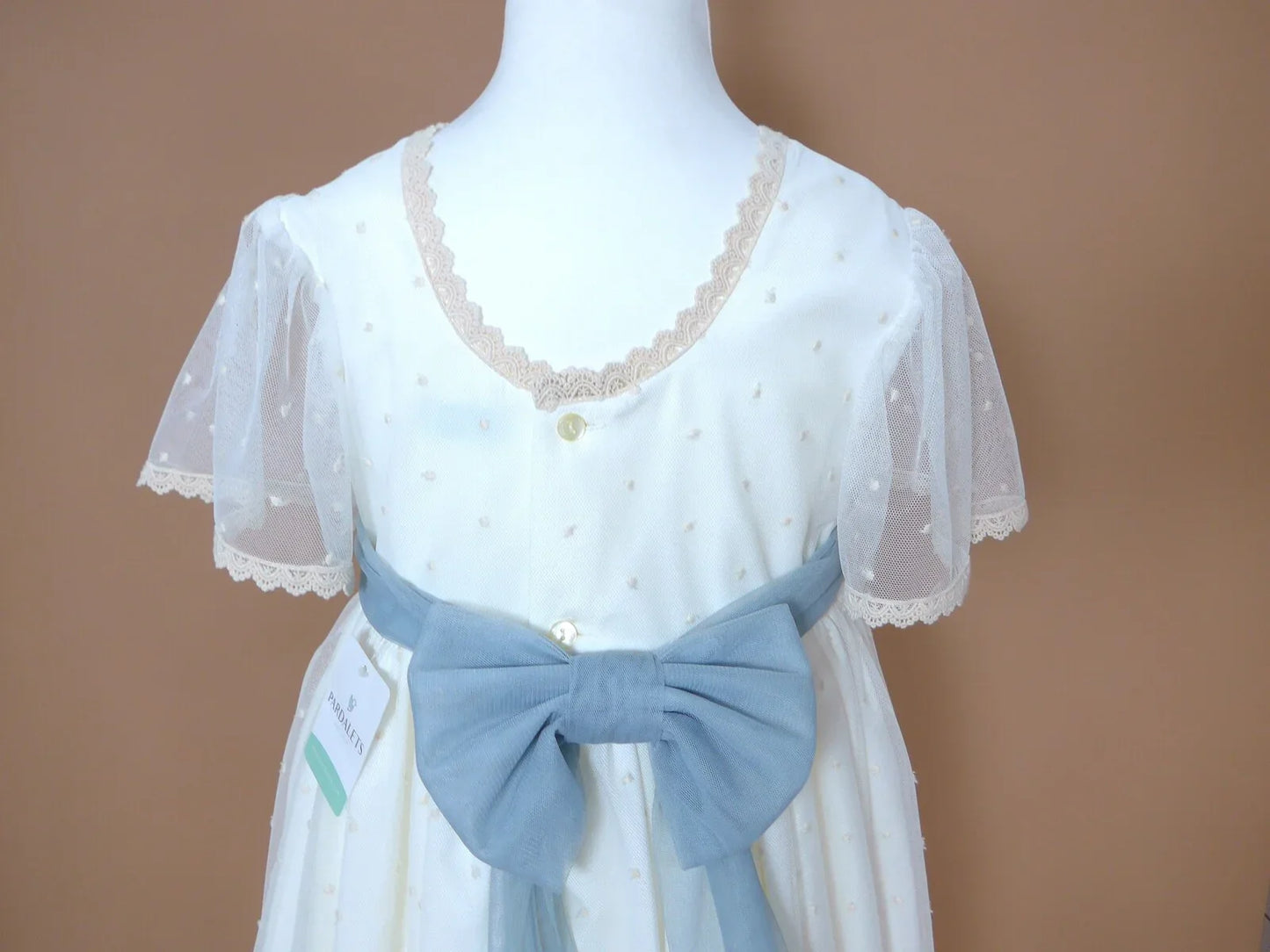 Vestido tul bordado beig y fajin azul - PARDALETS