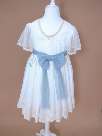 Vestido tul bordado beig y fajin azul - PARDALETS