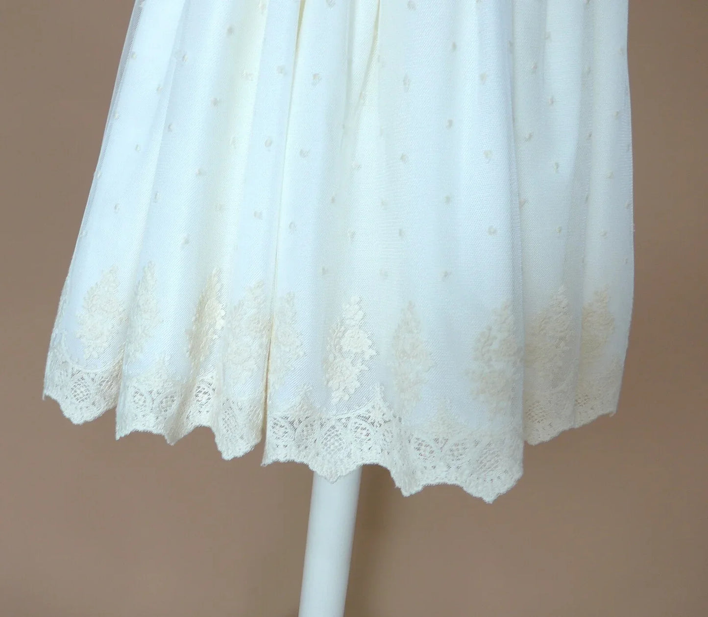 Vestido tul bordado beig y fajin azul - PARDALETS